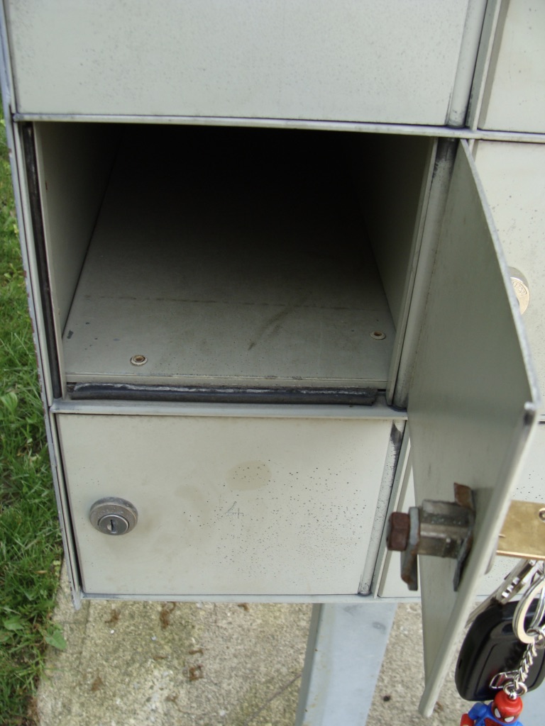 open mail box empty on inside
