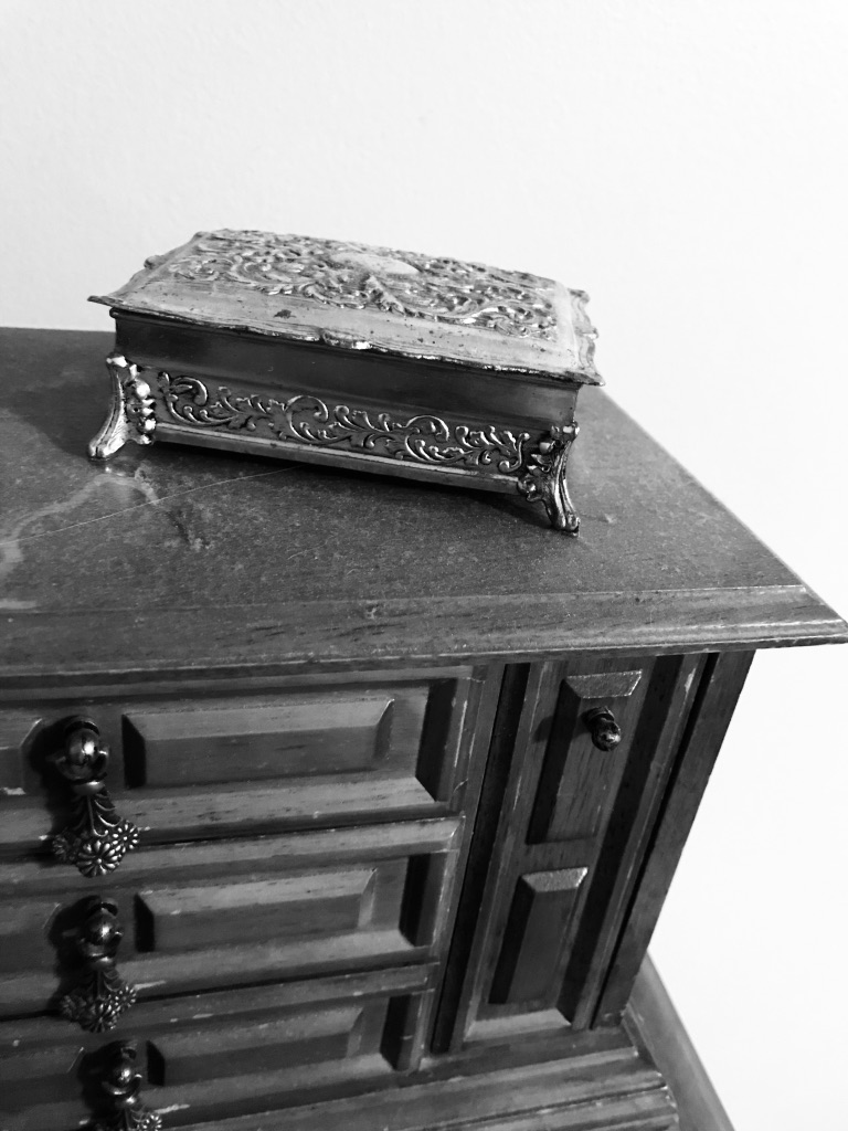 Jewelry box with drawers closed
